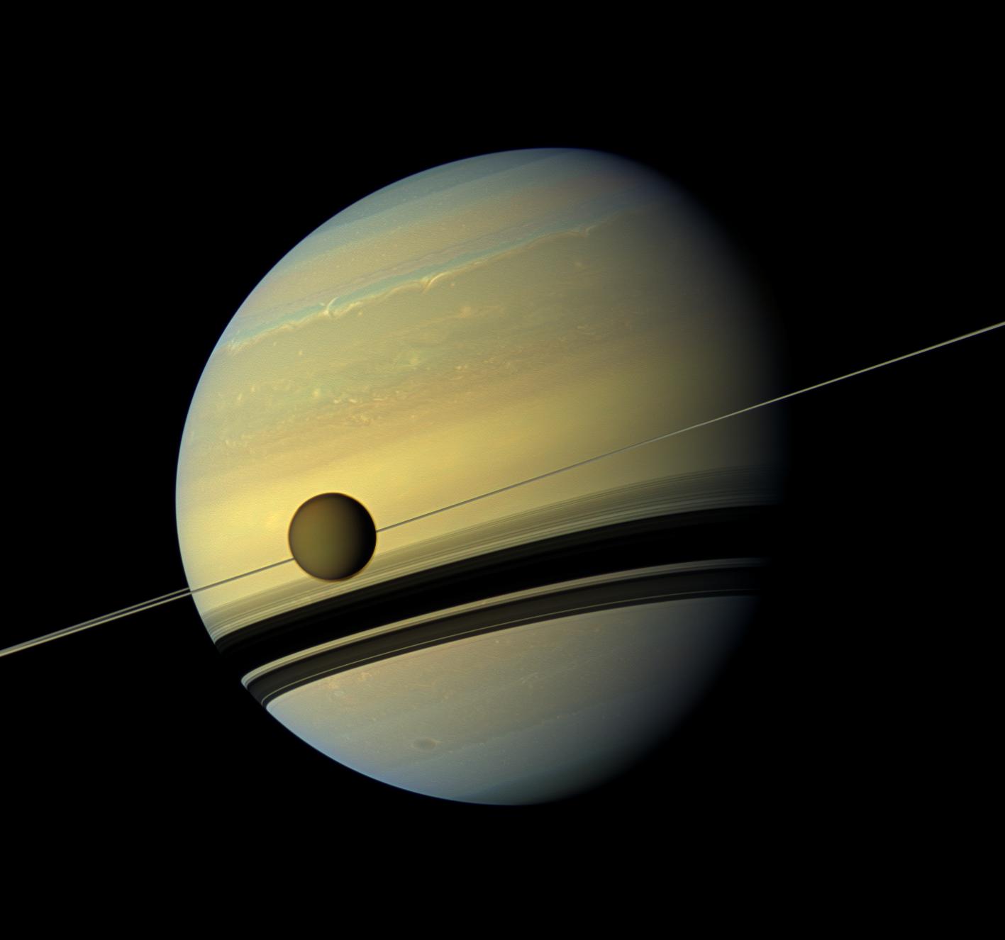 Titan y anillos de saturno